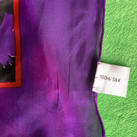 Vintage purple floral 100% silk hand rolled scarf - Picture 7 of 9